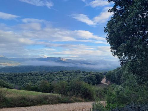 Mountain views as we journey west to Los Arcos