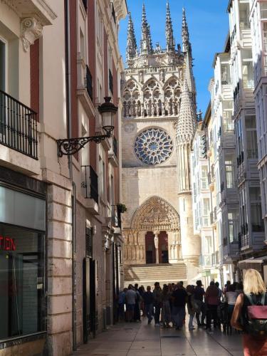 First partial view of the cathedral with its rose window.