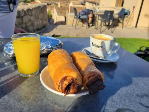 Breakfast in Hontanas