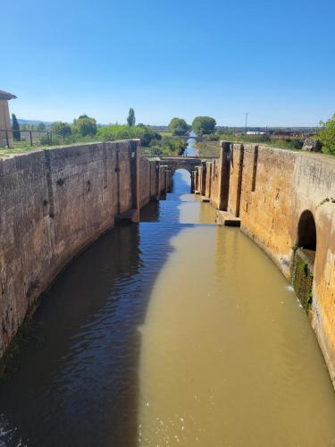 Coming into Fromista, we cross a bridge over a small dam.