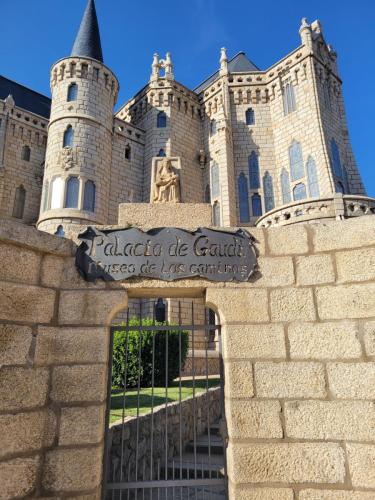 Entrance to the Palicia de Gaudi