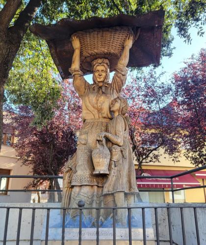 Peregrina statue leaving Ponferrada