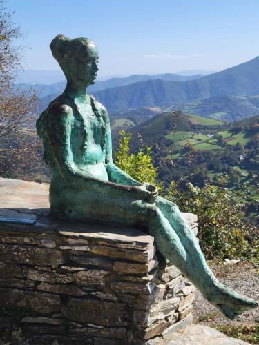 Peregrina waiting at the top.of the final climb into O'Cebreiro