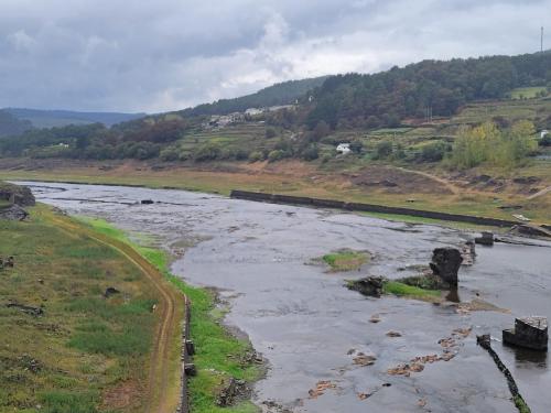 The river Mirio...cross to Portomarin.